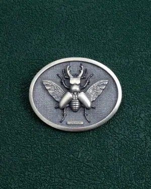 Broche ovale avec un scarabée lucane cerf-volant fabriqué artisanalement en France vue de face | Res Mirum