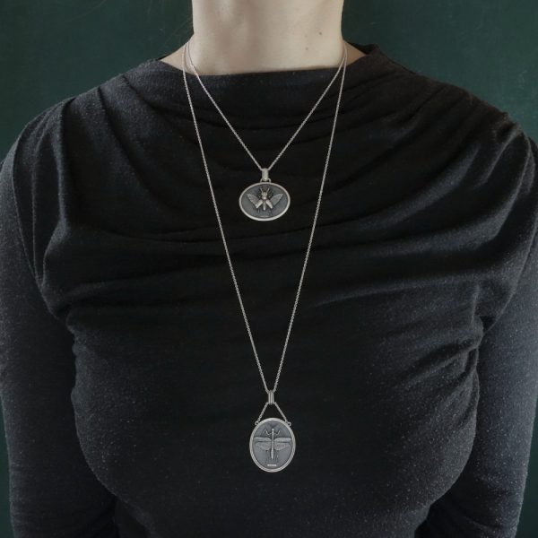 Pendentif scarabée lucane sur chaîne 45 cm & pendentif mante religieuse sur chaîne 70 cm en argent | Res Mirum