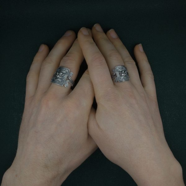 Bagues mixtes dans l'esprit des collections minéralogiques en argent massif avec cristaux & arabesques portée sur mains | Res Mirum