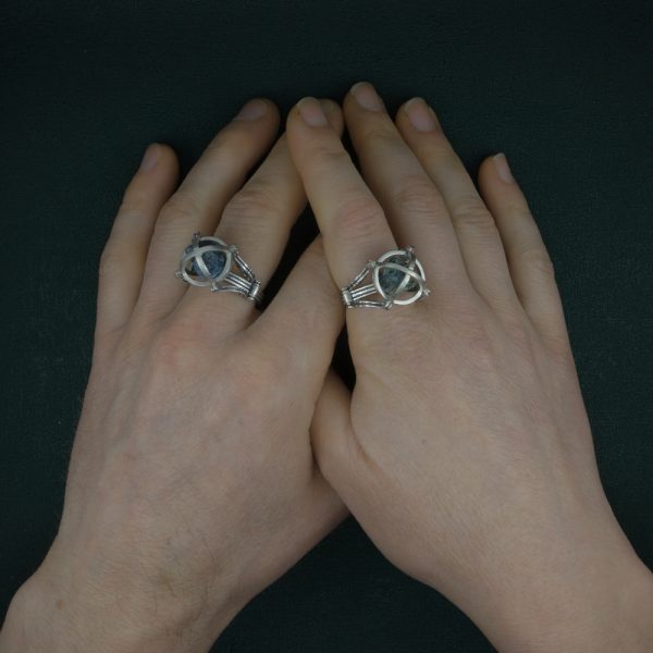 Bague en argent massif esprit globe terrestre enfermant une pierre d'apatite bleue brute esprit minéralogie portée sur mains | Res Mirum