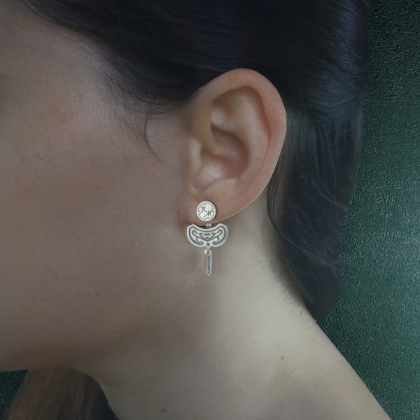 Boucles d'oreilles sous lobe pointe de cristal et arabesques en argent massif fait artisanalement portées | Res Mirum