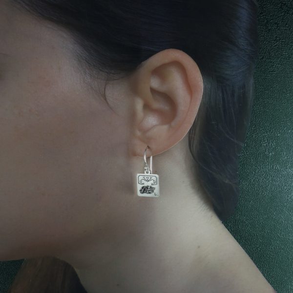 Boucles d'oreilles carrées avec mini géode et rose des sables en argent massif fabriqué artisanalement portées | Res Mirum