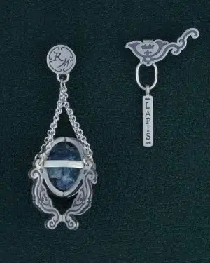 Boucles d'oreilles asymétriques en forme de globe terrestre avec une pierre bleue en argent made in France. Vue de face | Res Mirum