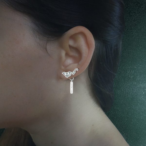 Boucles d'oreilles asymétriques en forme de globe terrestre avec une pierre bleue en argent made in France petit modèle porté | Res Mirum