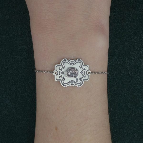 Bracelet malachite, inspiré de l'univers rétro des collections minéralogiques anciennes fabrication artisanale porté sur poignet | Res Mirum