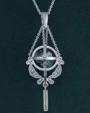 Pendentif en forme de mappemonde ou globe terrestre avec une pierre d'apatite brute enfermée en son centre en argent 925 de fabrication artisanale. Vue de face | Res Mirum