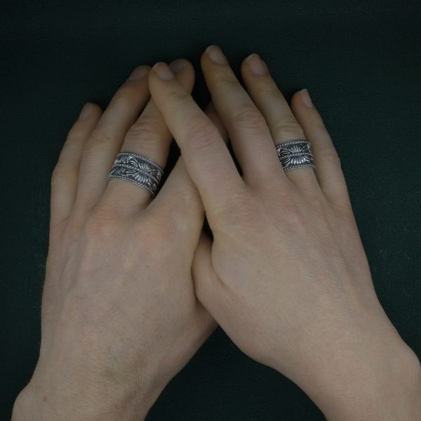 Anneau ou bague masculin/féminin inspiré des moulures et décors d'acanthes et de coquilles des cadres moulurés de musées, en argent 925 fait main en France portée sur mains | Res Mirum