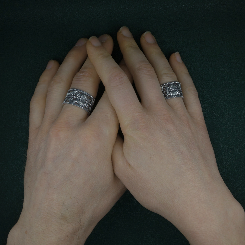 Anneau ou bague masculin/féminin inspiré des moulures et décors d'acanthes et de coquilles des cadres moulurés de musées, en argent 925 fait main en France portée sur mains | Res Mirum