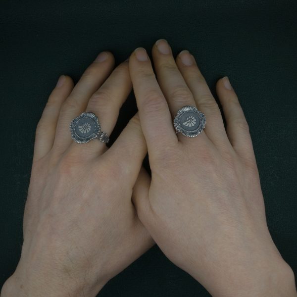 Bague nautilus, ammonite ou coquillage, entourée d'un cadre baroque dans l'esprit des cabinets de curiosités de la Renaissance portée sur mains | Res Mirum