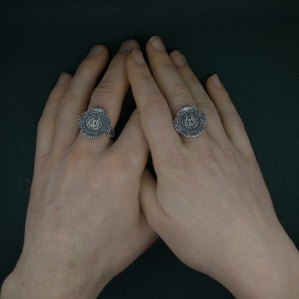 Bague ronde octopus ou pieuvre dans son cadre baroque imaginée dans l'esprit des muséums d'histoire naturelle portée sur mains | Res Mirum