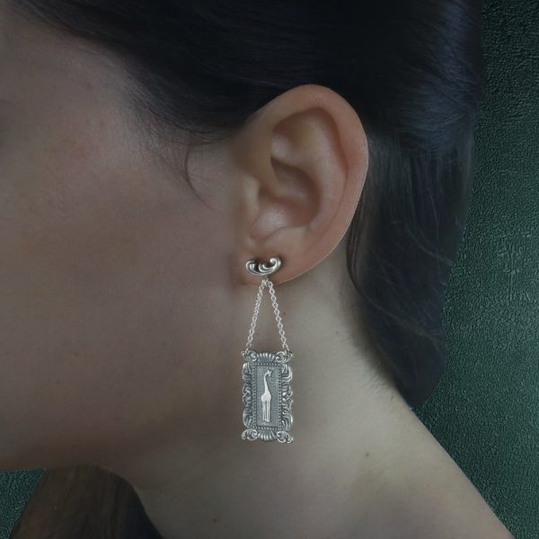 Boucles d'oreilles girafe dans un cadre baroque rectangle fabriquées en France artisanalement portées | Res Mirum