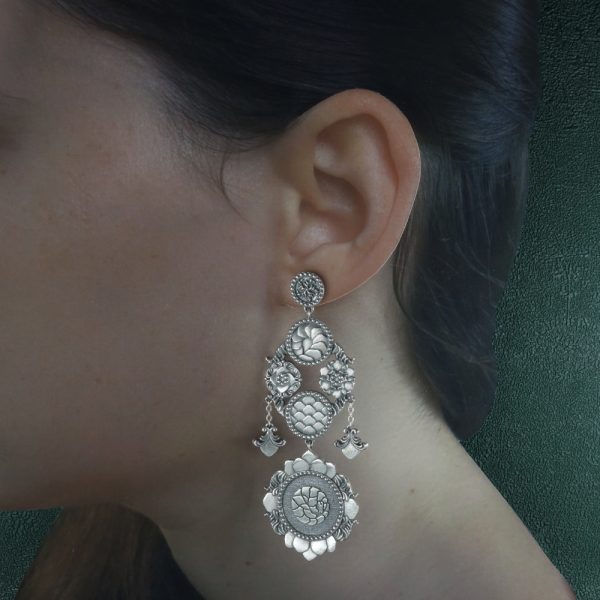 Boucles d'oreilles chandelier pangolin asymétriques aux motifs d'écailles et florals baroques imaginés autour des cabinets de curiosités en argent 925 grand modèle porté | Res Mirum