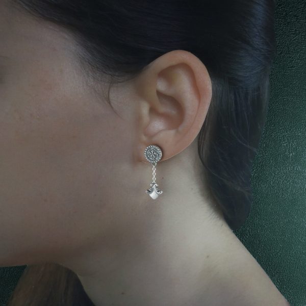 Boucles d'oreilles chandelier pangolin asymétriques aux motifs d'écailles et florals baroques imaginés autour des cabinets de curiosités en argent 925 petit modèle porté | Res Mirum