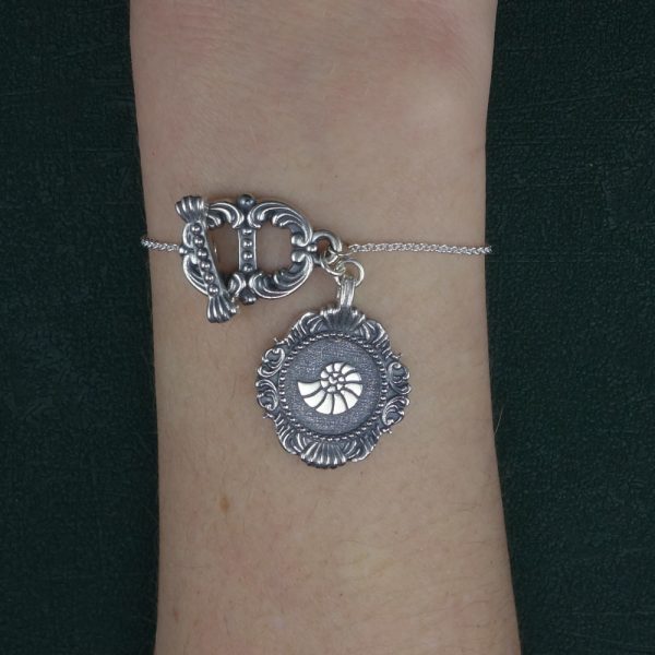 Bracelet baroque style toogle inspiré des nautilus, ammonites ou coquillages très présents dans les cabinets de curiosités de la Renaissance bracelet porté sur poignet | Res Mirum