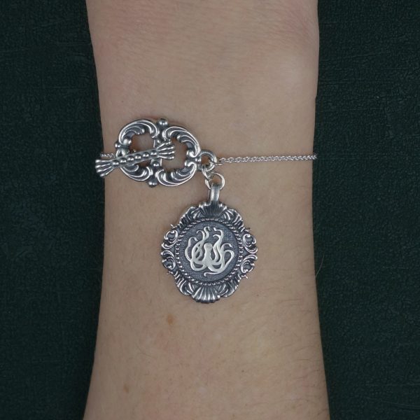 Bracelet octopus ou pieuvre style toogle inspiré des muséums d'histoire naturelle en argent 925 fabriqué artisanalement porté sur poignet | Res Mirum