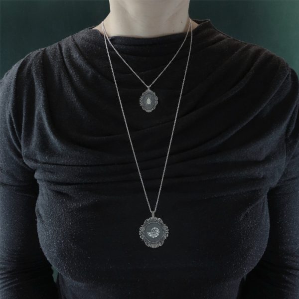 Pendentifs Nautilus coquillage sur chaîne 70 cm & collier Anoplotrupes scarabée dans un esprit baroque et ancien de musée portés | Res Mirum