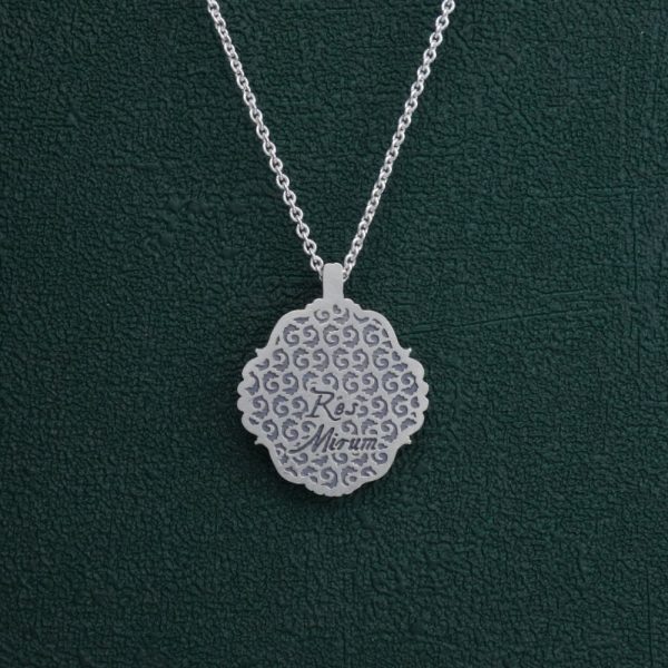 Petit collier nautile coquillage, ou ammonite dans cadre rond baroque inspiré des cabinets de curiosités de fabrication artisanale. Vue de dos | Res Mirum