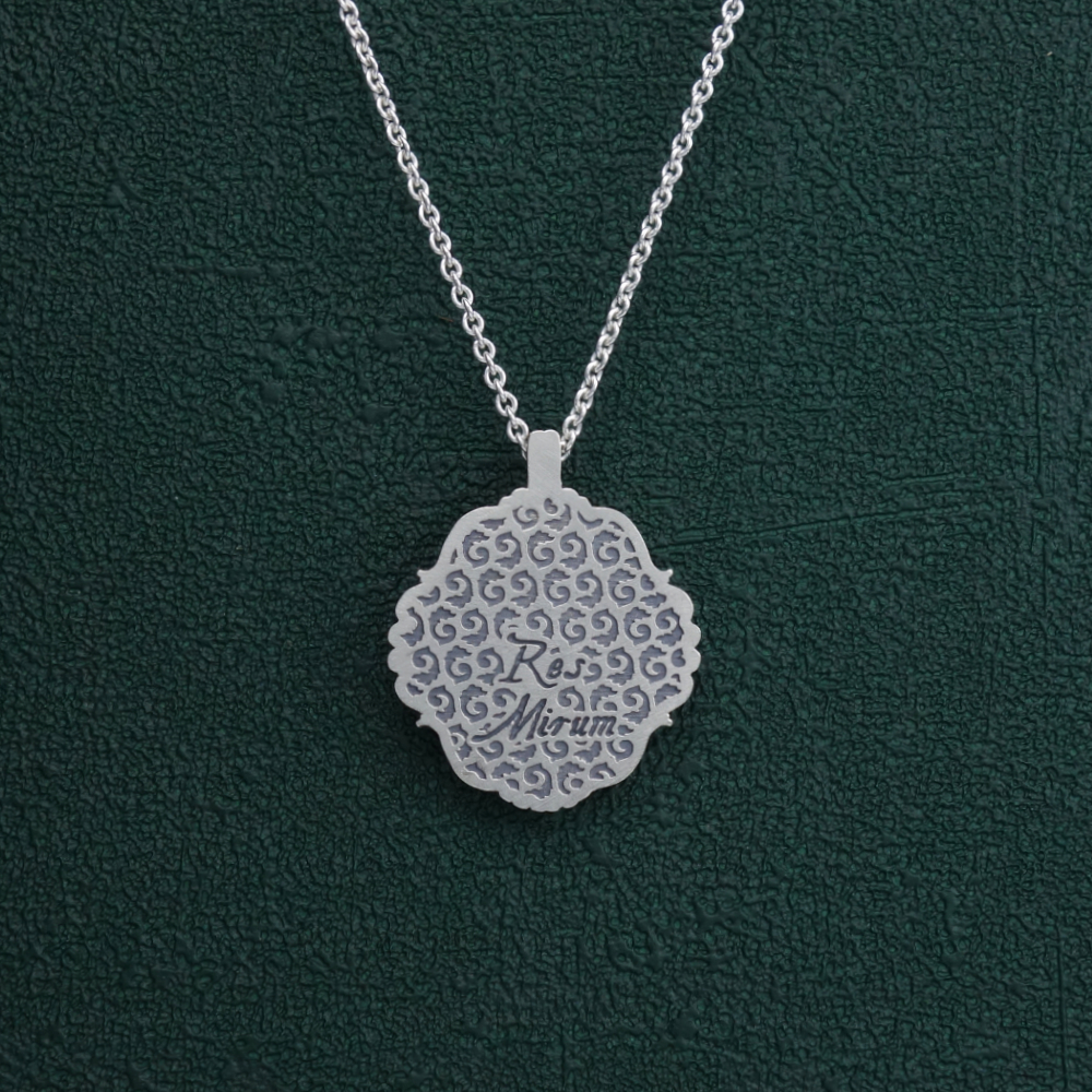 Petit collier nautile coquillage, ou ammonite dans cadre rond baroque inspiré des cabinets de curiosités de fabrication artisanale. Vue de dos | Res Mirum