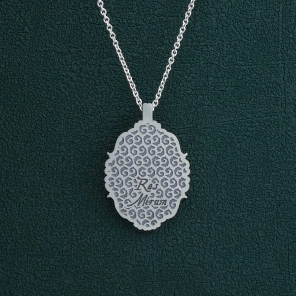 Petit collier scarabée noir égyptien dans cadre ovale baroque inspiré des cabinets de curiosités de fabrication artisanale. Vue de face | Res Mirum