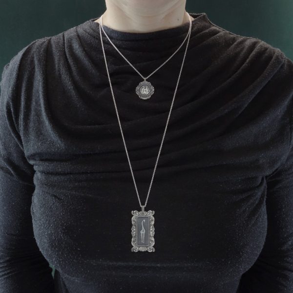 Petit collier pieuvre ou octopus dans cadre rond baroque inspiré des cabinets de curiosités de fabrication artisanale & pendentif Girafa sur chaîne sautoir 70 cm portés | Res Mirum