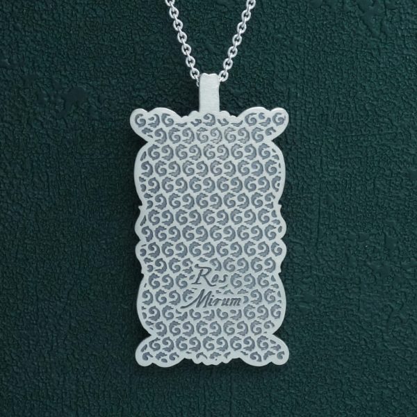 Pendentif rectangulaire à motif de girafe & cadre baroque imaginé dans l'esprit des musée d'histoire naturelle en argent vue de dos | Res Mirum