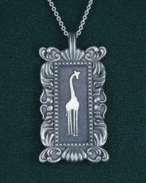 Pendentif rectangulaire à motif de girafe & cadre baroque imaginé dans l'esprit des musée d'histoire naturelle en argent. Vue de face | Res Mirum