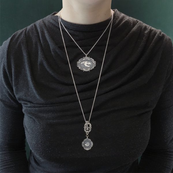 Pendentif tyrannosaure sur chaîne 45 cm & sautoir coquillage nautile dans un esprit baroque et ancien de musée portés | Res Mirum