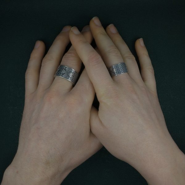 Anneaux homme/femme inspirés des zelliges orientaux et d'arabesques en argent 925 fabriqués artisanalement portée sur mains | Res Mirum