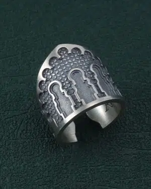 Bague inspirée des portes et façades de palais maghrébin faite artisanalement en argent massif vue de côté | Res Mirum
