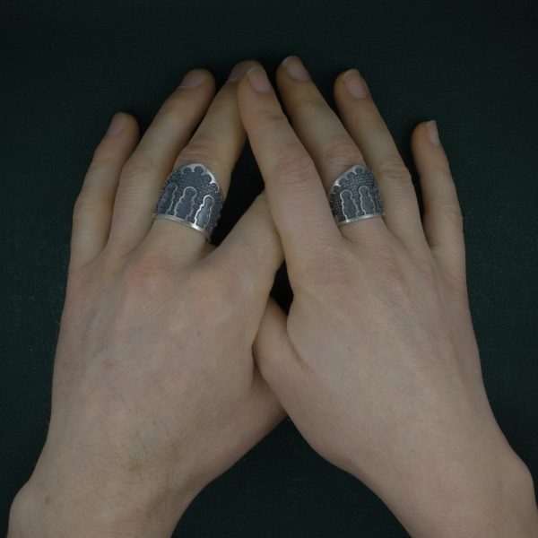 Bagues masculin/féminin inspiré des façades de palais maghrébin faites artisanalement en argent massif portée sur main | Res Mirum