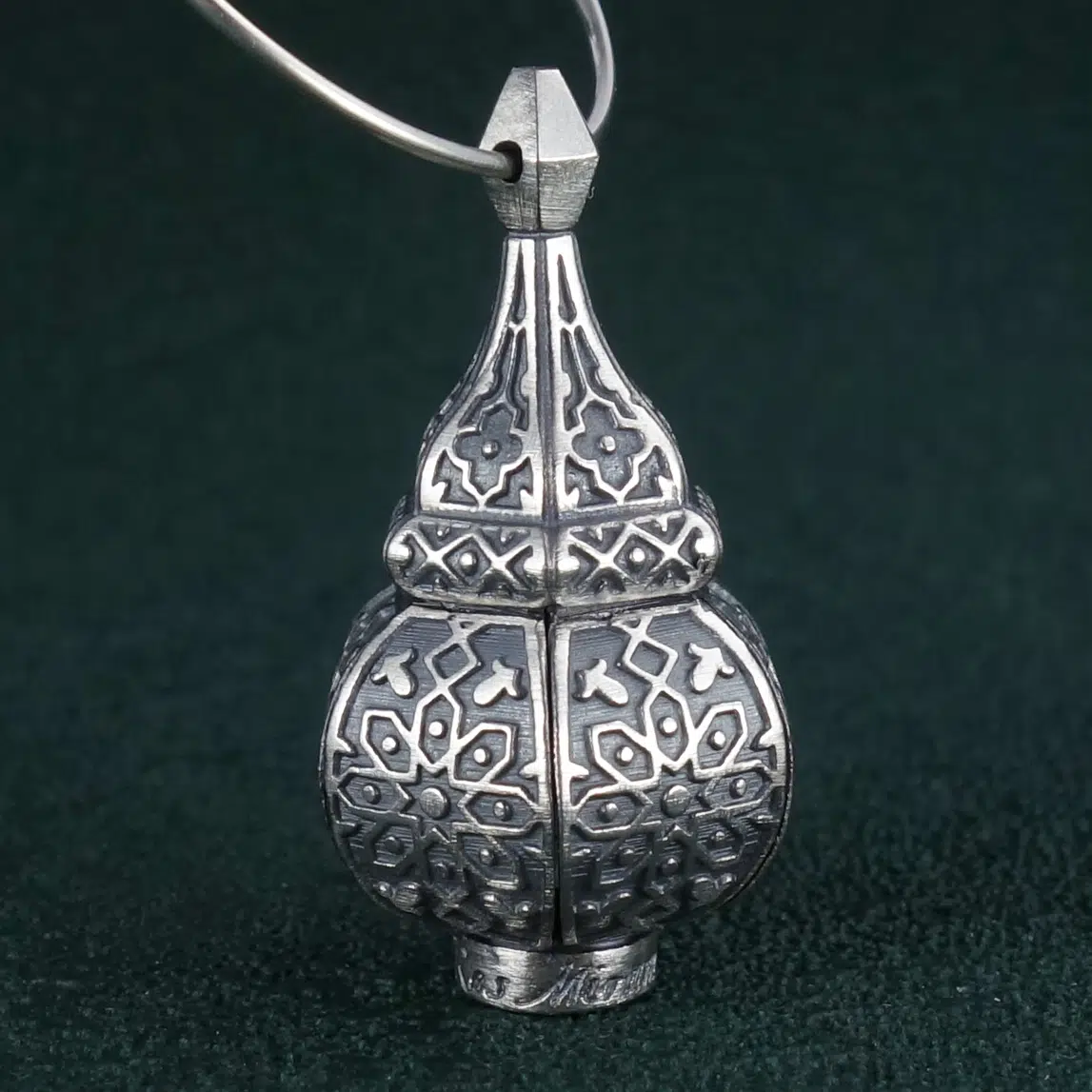 Boucles d'oreilles asymétriques inspirées des lanternes orientales sur créoles en argent 925 détail de la lanterne | Res Mirum