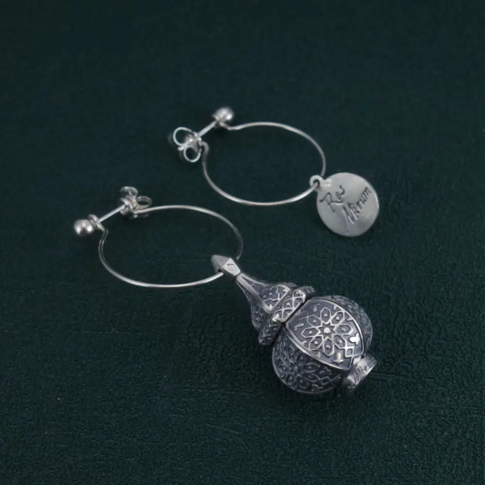 Boucles d'oreilles asymétriques inspirées des lanternes orientales sur créoles en argent 925 vue de dos | Res Mirum
