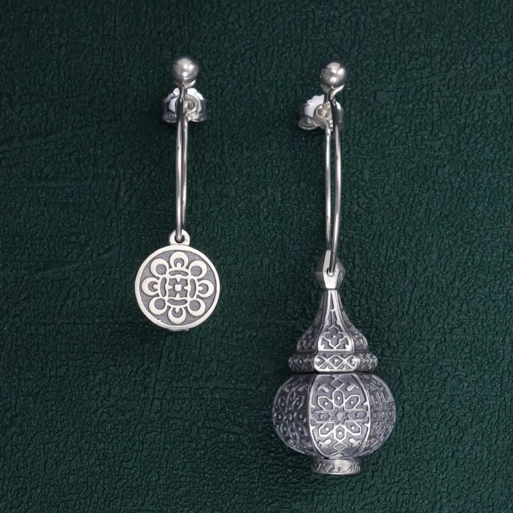 Boucles d'oreilles asymétriques inspirées des lanternes orientales sur créoles en argent 925 vue de face | Res Mirum