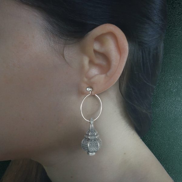 Boucles d'oreilles asymétriques inspirées des lanternes orientales sur créoles en argent 925 grand modèle porté | Res Mirum