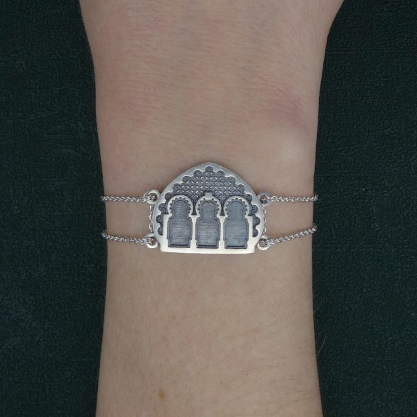 Bracelet porte et façade d’architecture maghrébine fabriqué artisanalement en France porté sur poignet | Res Mirum