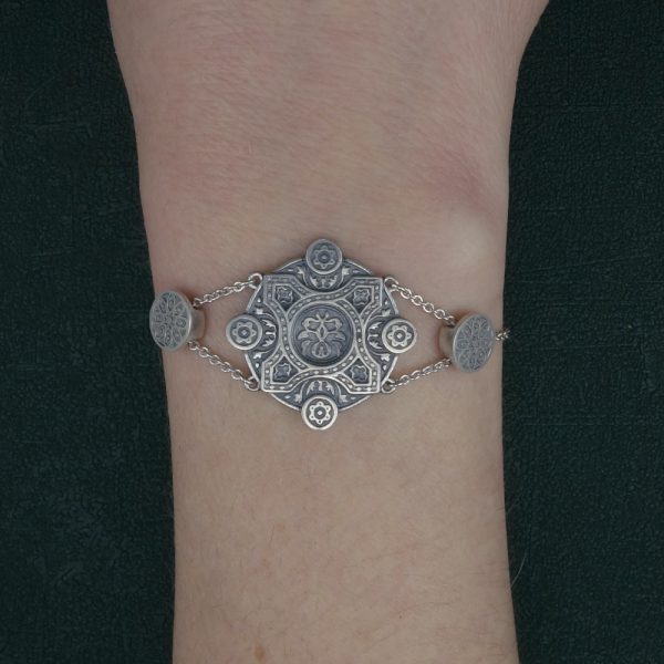 Bracelet rond à motifs floraux en argent 925 inspiré de l'architecture d'Orient et des zelliges fabriqué en France porté sur poignet | Res Mirum