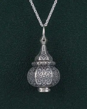 Pendentif mini lanterne en argent massif inspirée de l'artisanat maghrébin fabriqué en France vue de face | Res Mirum
