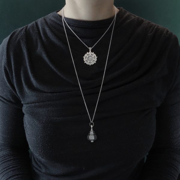 Pendentifs rond sur chaîne courte & lanterne sur chaîne longue d'inspiration orientale & florale portés | Res Mirum