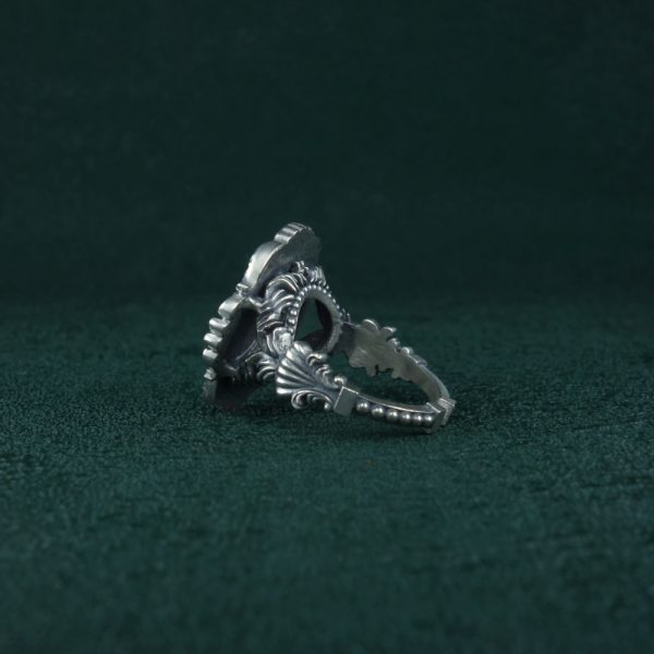 Ancien Modèle : Bague nautilus, ammonite ou coquillage, entourée d'un cadre baroque dans l'esprit des cabinets de curiosités de la Renaissance vue de côté | Res Mirum