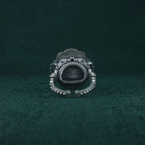 Ancien Modèle : Bague nautilus, ammonite ou coquillage, entourée d'un cadre baroque dans l'esprit des cabinets de curiosités de la Renaissance vue de dos | Res Mirum