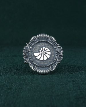 Ancien Modèle : Bague nautilus, ammonite ou coquillage, entourée d'un cadre baroque dans l'esprit des cabinets de curiosités de la Renaissance vue de face| Res Mirum