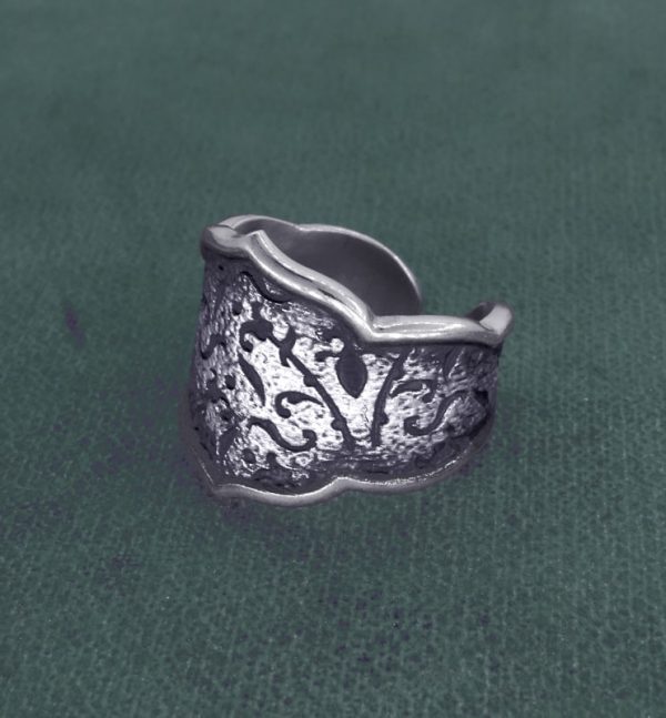 Bague anneau à motifs de fleurs de lys façon brocard ancien en argent fabriqué en France | Res Mirum