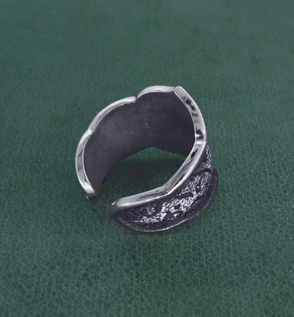 Bague anneau à motifs de fleurs de lys façon brocard ancien en argent fabriqué en France vue dos | Res Mirum