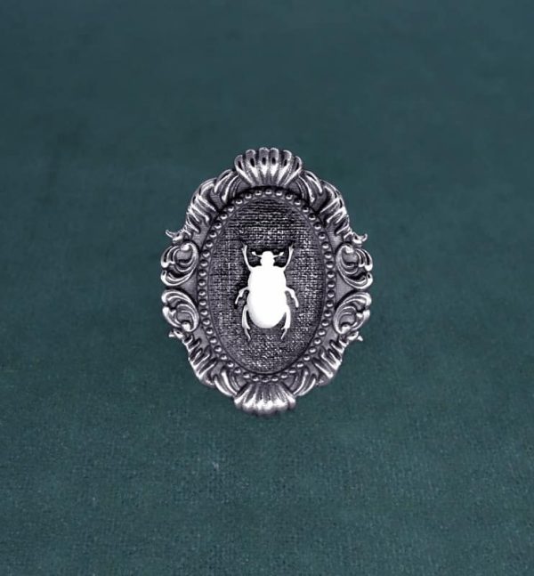 Bague scarabée noir sacré des égyptiens dans son cadre ovale mouluré, esprit baroque et musée en argent massif vue face | Res Mirum