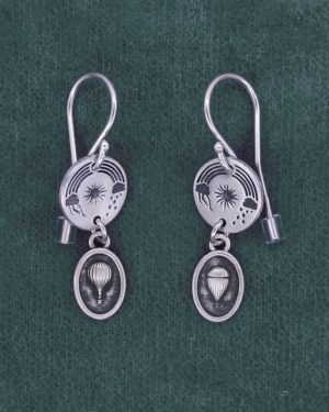 Petites boucles d'oreilles rondes aux motifs aériens de ciel et mini breloques aérostats en argent 925 fabriquées en France | Res Mirum