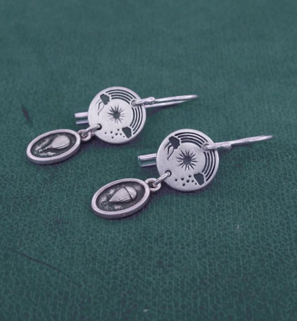Petites boucles d'oreilles rondes aux motifs aériens de ciel et mini breloques aérostats en argent 925 fabriquées en France vue côté | Res Mirum