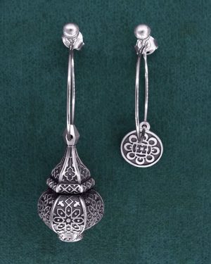 Boucles d'oreilles asymétriques inspirées des lanternes orientales sur créoles en argent 925 | Res Mirum