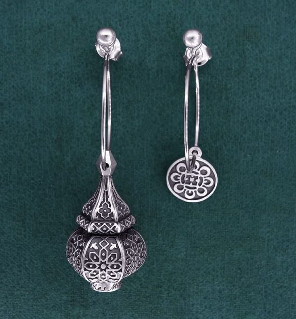 Boucles d'oreilles asymétriques inspirées des lanternes orientales sur créoles en argent 925 | Res Mirum