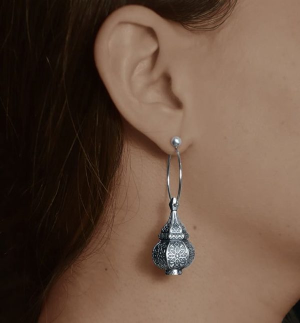 Boucles d'oreilles asymétriques inspirées des lanternes orientales sur créoles en argent 925 portées | Res Mirum