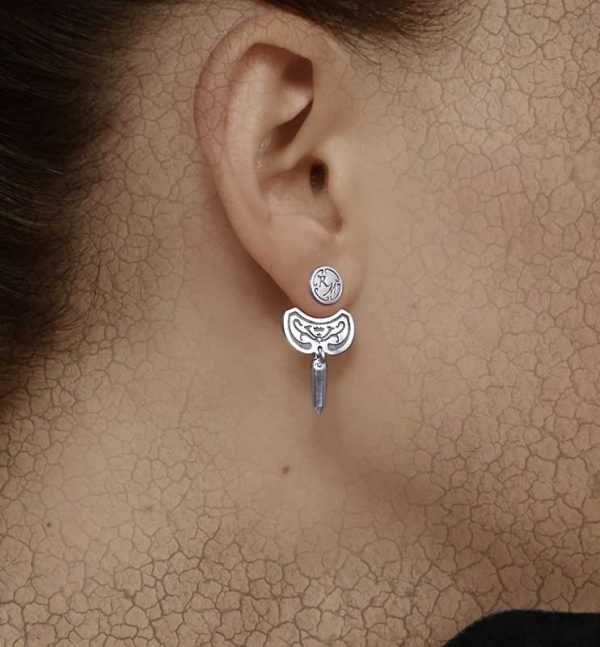Boucles d'oreilles sous lobe pointe de cristal et arabesques en argent massif fait artisanalement portées | Res Mirum